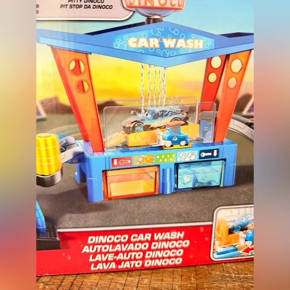 Disney Pixar Cars Dinoco Car Wash  Toy Pitty & Color-Change Lightning McQueen